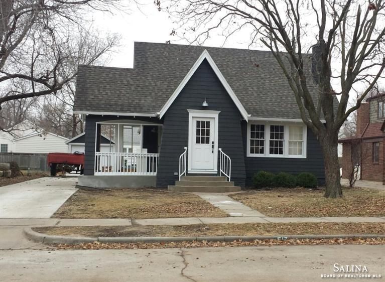 517 Sunset Dr, Salina, KS 67401