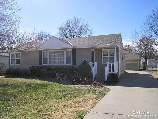 914 Sunrise Dr, Salina, KS 67401