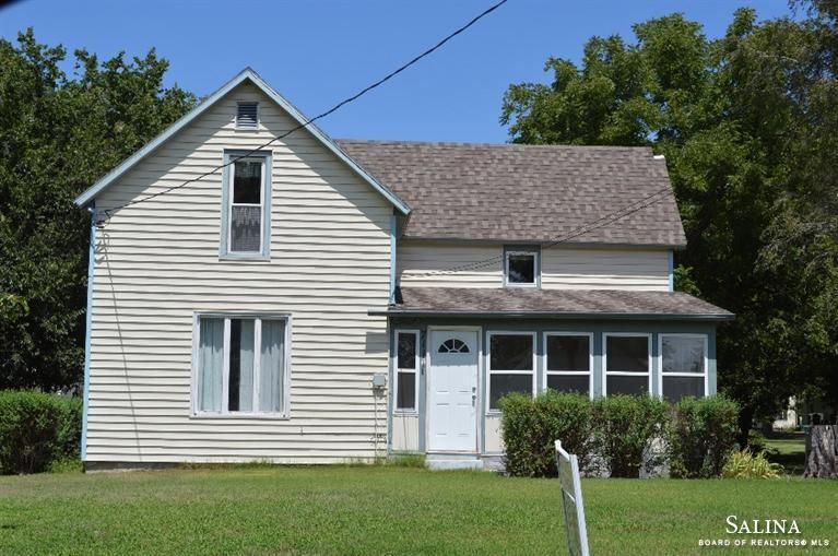 711 W 8th St, Ellsworth, KS 67439