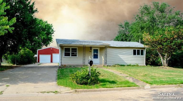 538 Maple Ave, Salina, KS 67401