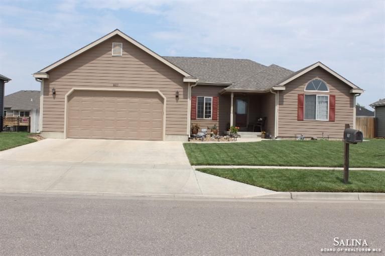 807 Joanie Ln, Salina, KS 67401