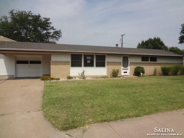 1210 Fairway Ave, Salina, KS 67401