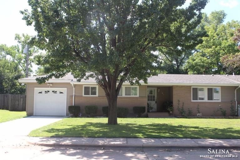 907 Merrily Dr, Salina, KS 67401