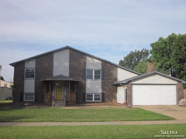 2346 Wesley St, Salina, KS 67401
