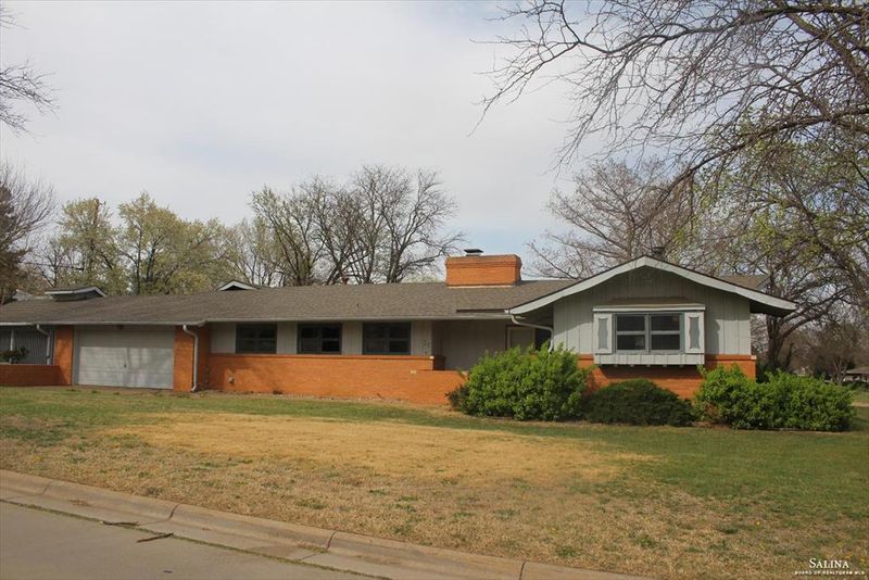 31 Crestview Dr, Salina, KS 67401