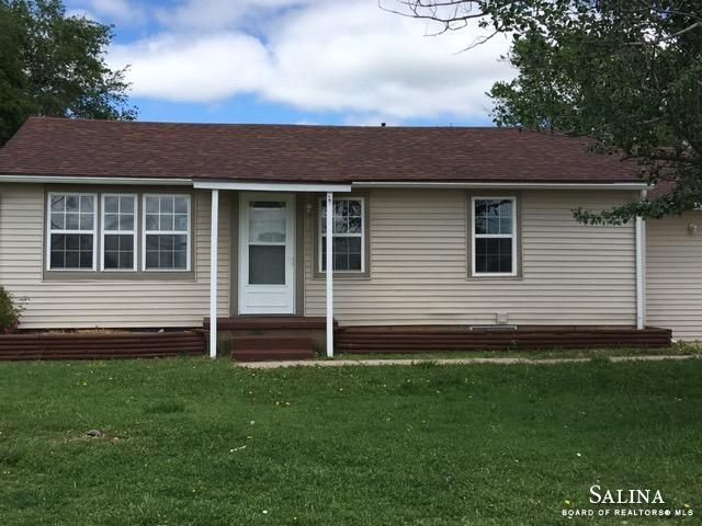 1324 Beverly Dr, Salina, KS 67401