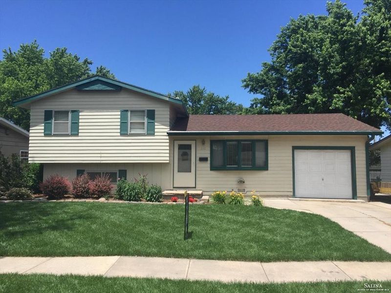 611 Sonora Dr, Mcpherson, KS 67460