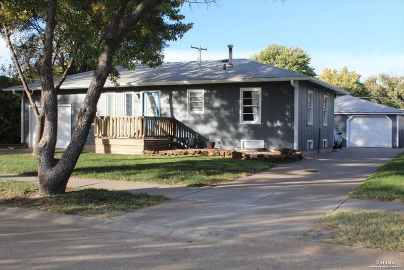 405 Reed Ave, Salina, KS 67401