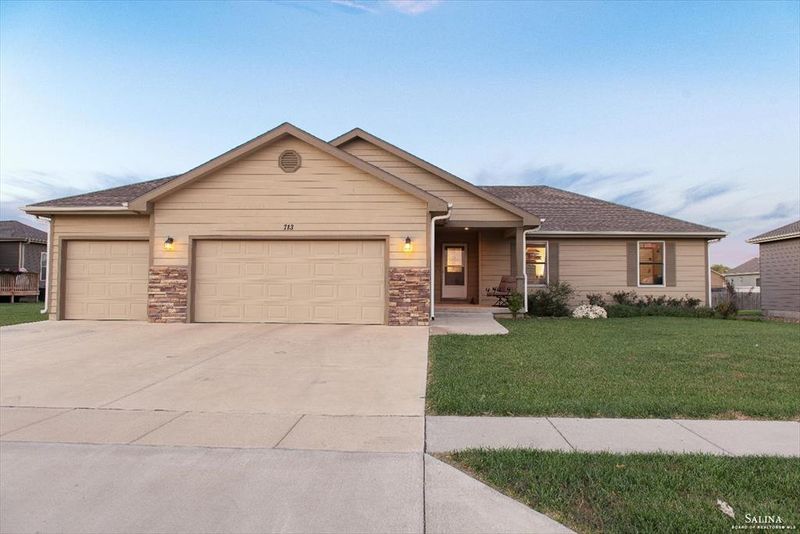 713 Eileen Ln, Salina, KS 67401