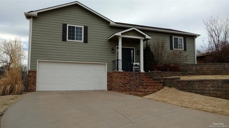 1921 Starlight Dr, Salina, KS 67401