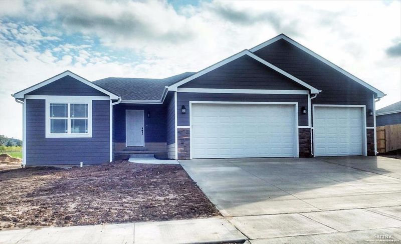 607 Prairie Ln, Salina, KS 67401