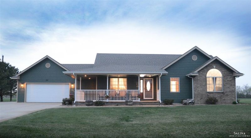 810 Emerald Dr, Lindsborg, KS 67456