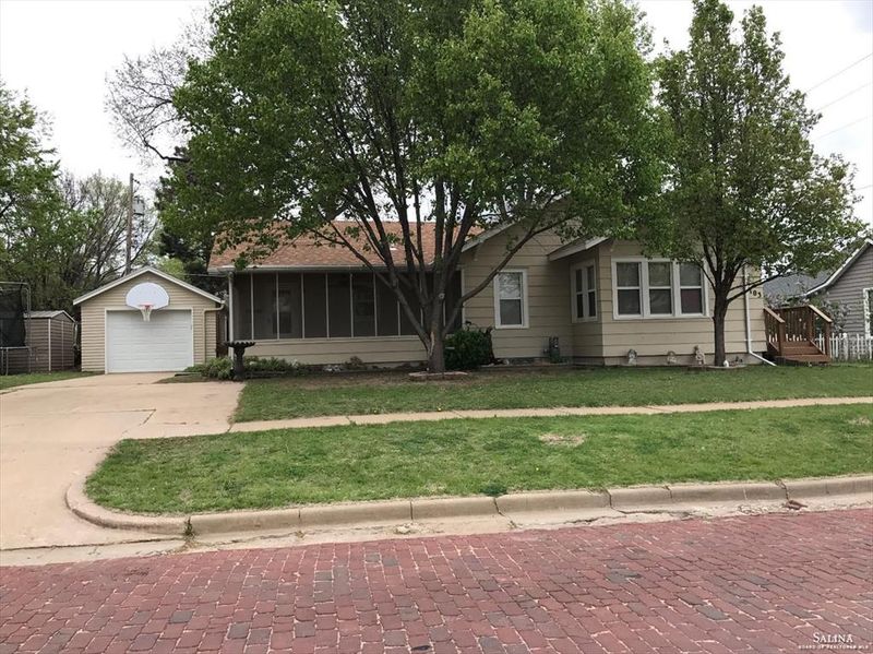 103 W 8th St, Ellsworth, KS 67439