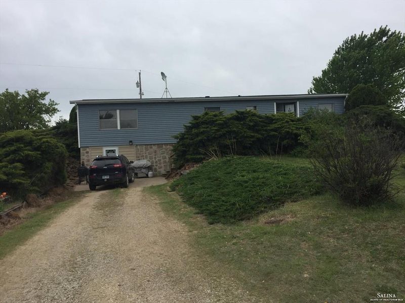 1589 Ottawa Rd, Salina, KS 67401