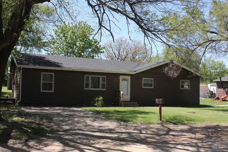 213 N Third Ave, Minneapolis, KS 67467