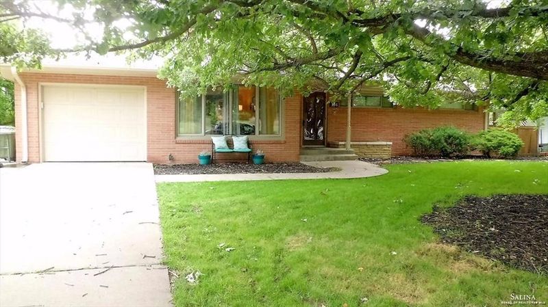 164 Overhill Rd, Salina, KS 67401