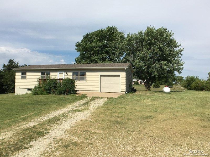 3376 S Holmes Rd, Salina, KS 67401