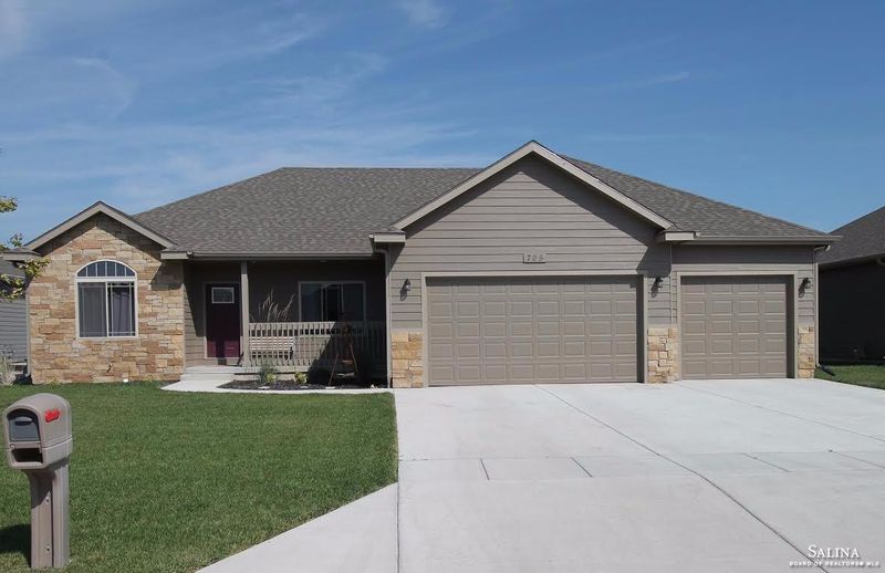 725 Marla Ct, Salina, KS 67401