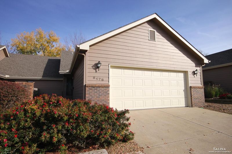 847 Fairdale Rd, Salina, KS 67401