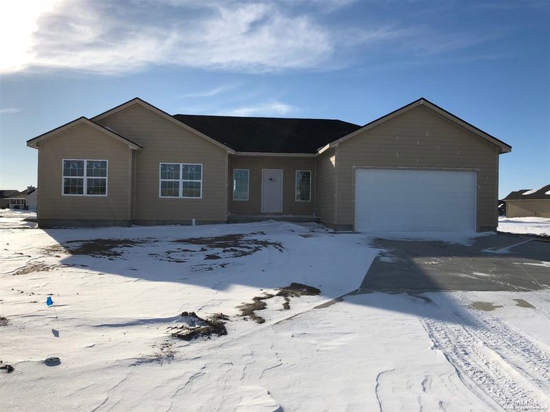 1704 Meredith Cir, Salina, KS 67401