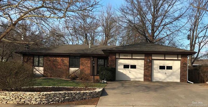 432 Camden Dr, Salina, KS 67401