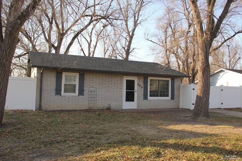 866 Hemlock Dr, Salina, KS 67401