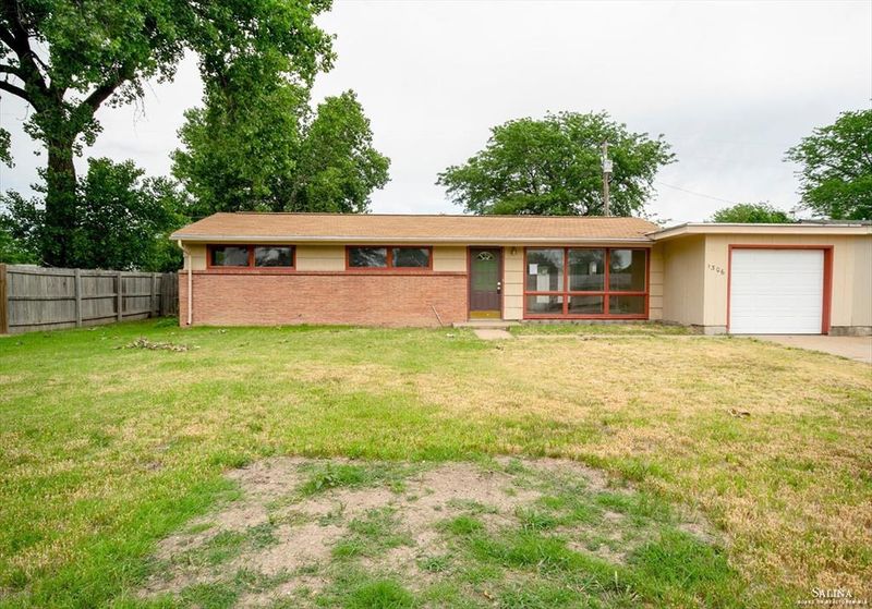1306 Derby St, Salina, KS 67401