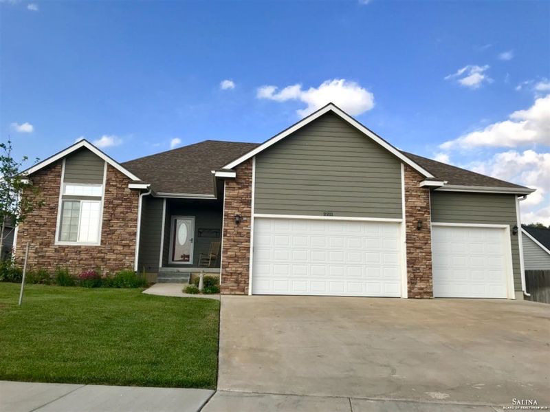 2211 Redhawk Ln, Salina, KS 67401