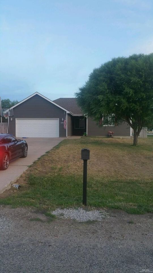 1202 Sapphire Ln, Lindsborg, KS 67401