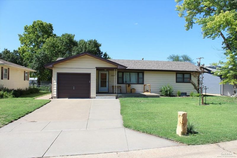 1219 Arlington Dr, Salina, KS 67401