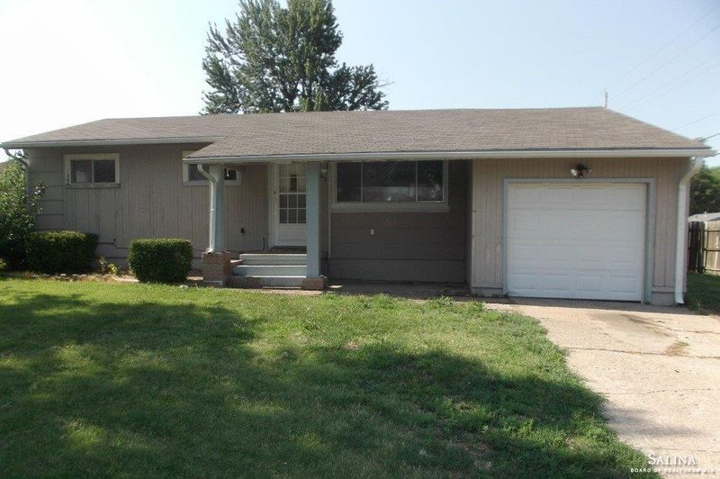463 Maple Ave, Salina, KS 67401