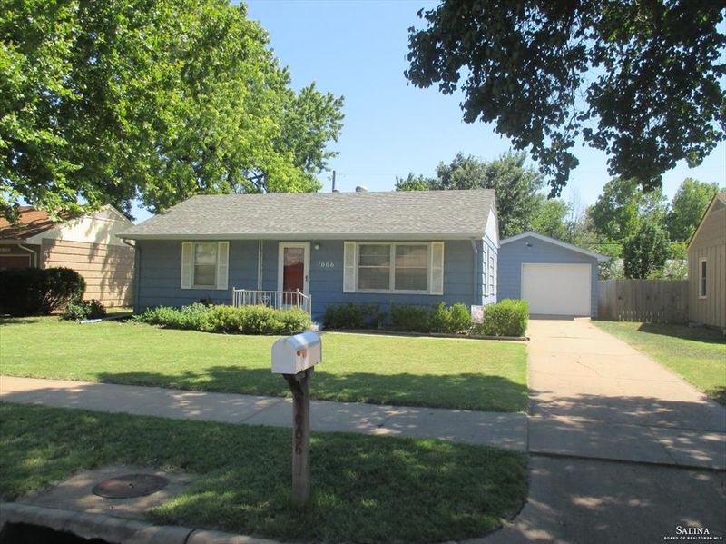 1006 E Ellsworth Ave, Salina, KS 67401