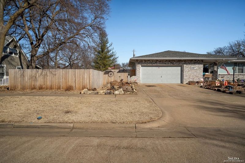 227 E Jewell Ave, Salina, KS 67401