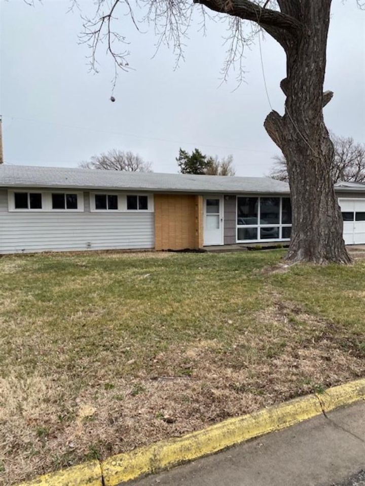 121 Albany St, Salina, KS 67401