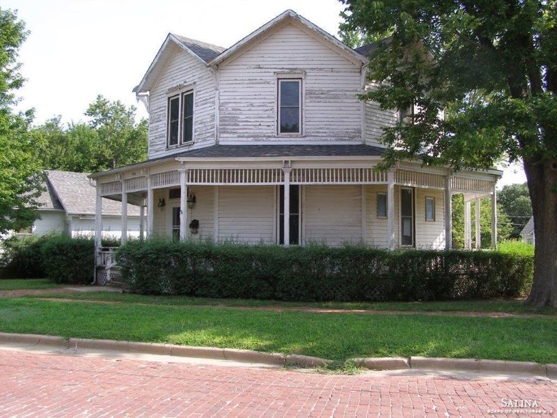 214 W 8th St, Ellsworth, KS 67439