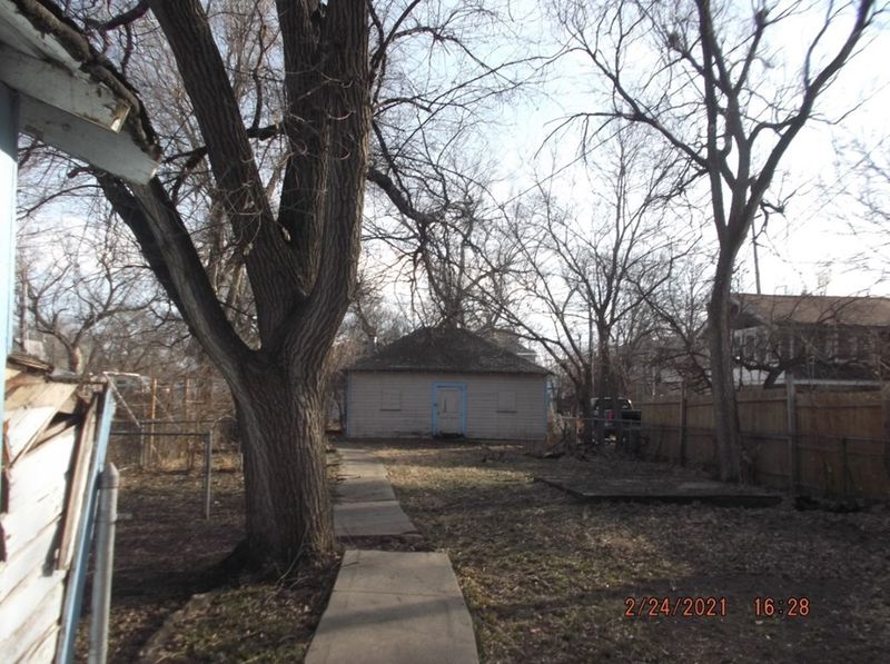 911 Park St, Salina, KS 67401