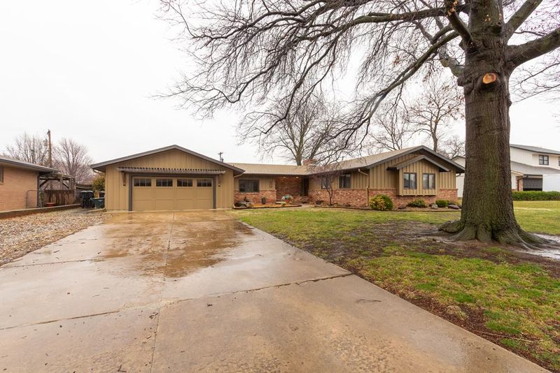 511 Queens Rd, Salina, KS 67401