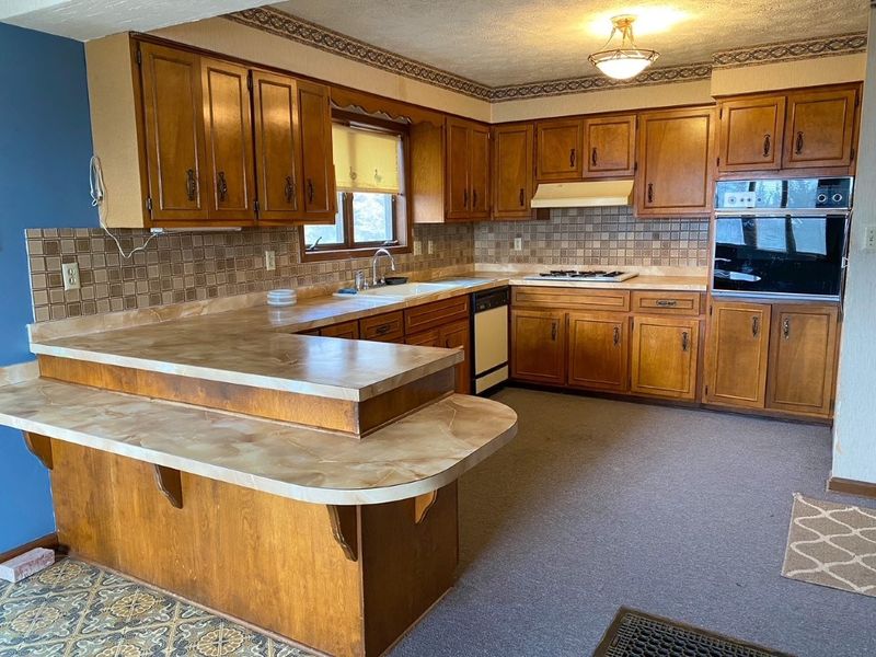 633 E Shipton Rd, Salina, KS 67401