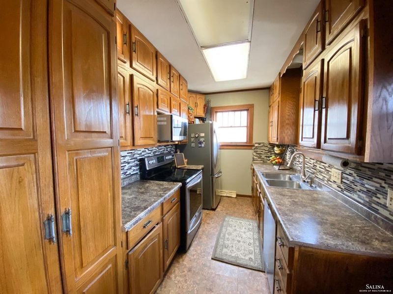 530 S 8th St, Salina, KS 67401