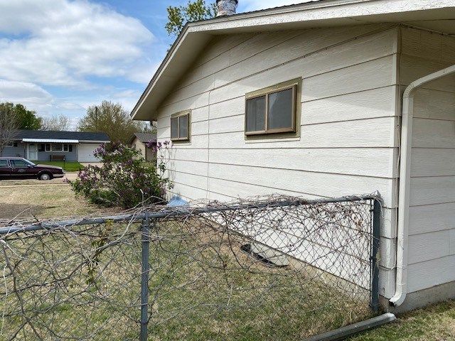 135 Bel Air Dr, Salina, KS 67401