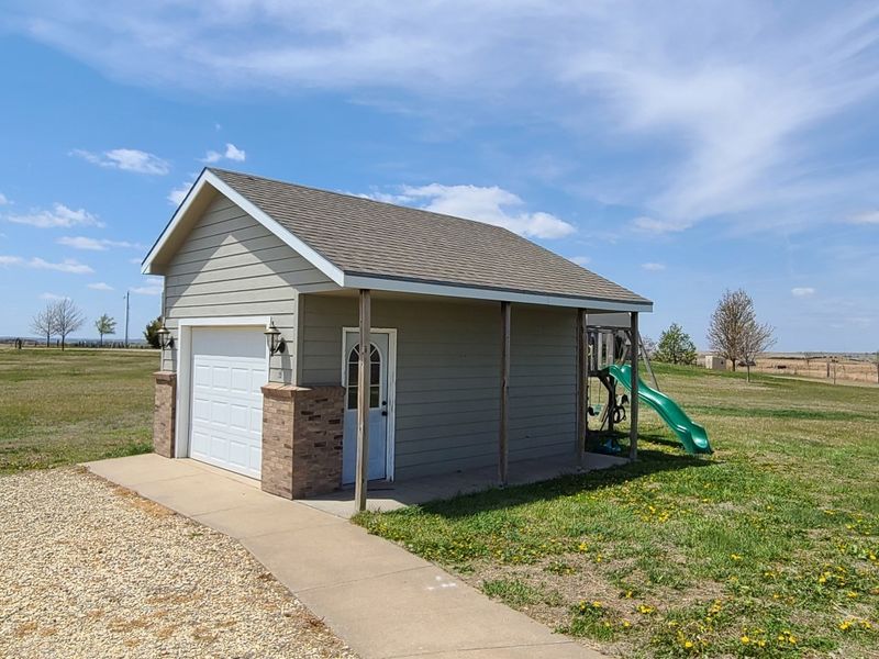 1615 Ottawa Rd, Salina, KS 67401