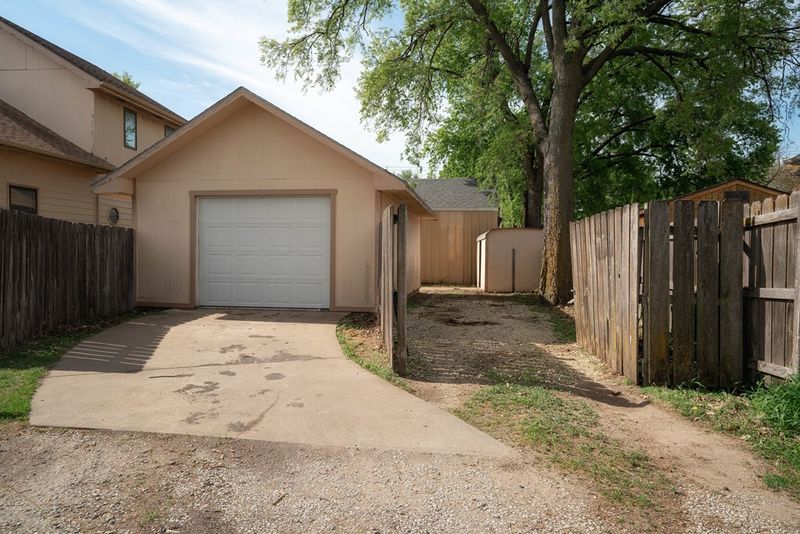 722 E Iron Ave, Salina, KS 67401