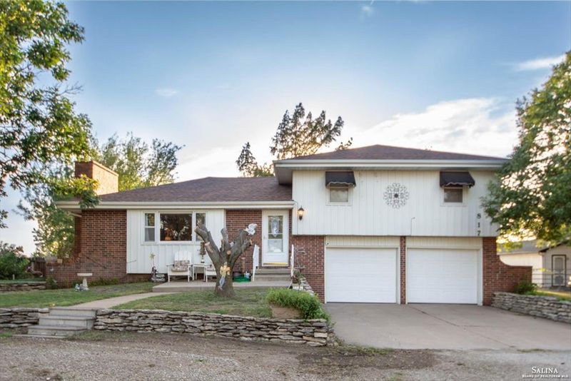 817 N Halstead Rd, Salina, KS 67401