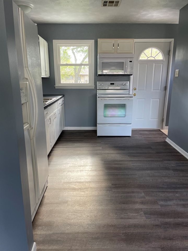 1512 Oak St, Salina, KS 67401