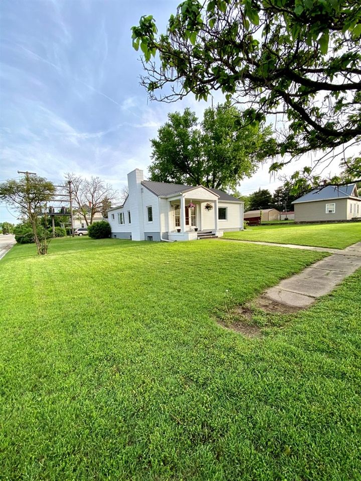 323 E Elm St, Lincoln, KS 67455