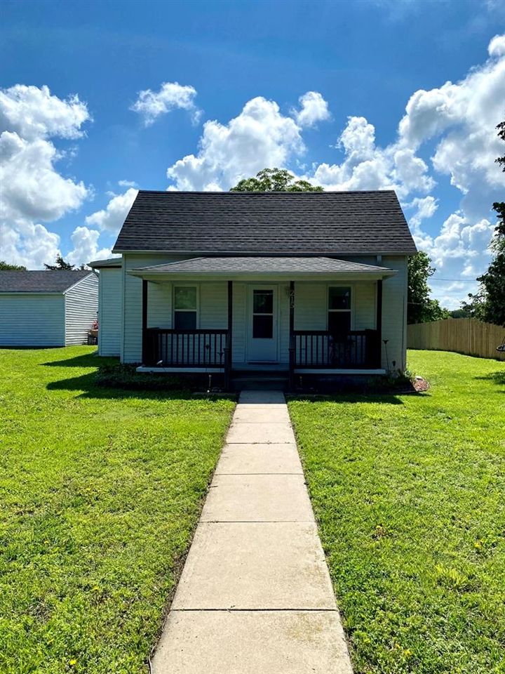 215 N 2nd St, Lincoln, KS 67455