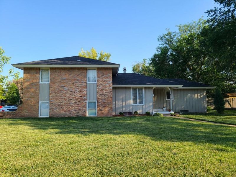 647 Rockview Rd, Salina, KS 67401
