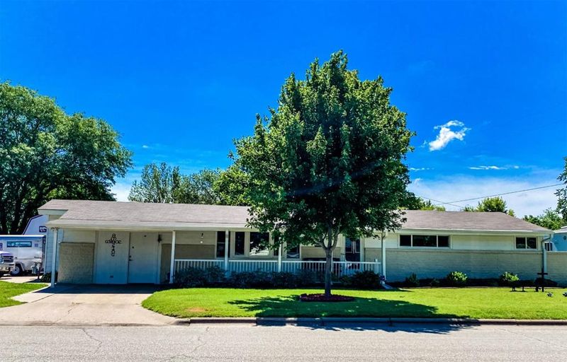 3301 Canterbury Dr, Salina, KS 67401