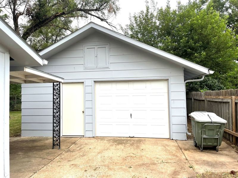 862 Hemlock Dr, Salina, KS 67401