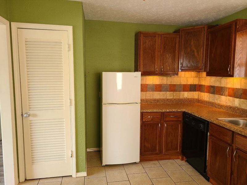 862 Hemlock Dr, Salina, KS 67401